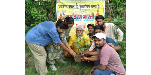 एक पेड़ माँ के नाम अभियान के तहत पर्यावरण भारती ने लगाया लीची का पेड़, पर्यावरण संरक्षण का दिया संदेश